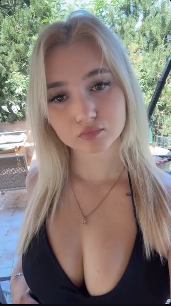 🔥 Sexy young mom leaked private photo uncensored full